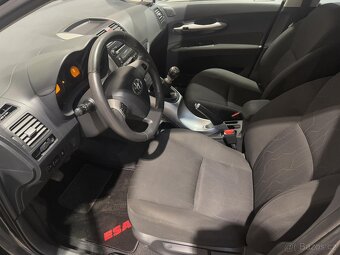 Toyota Auris 1.4 , 66 kW nafta, 2011 - 6