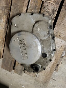 Yamaha XS 400 2A2 víka motoru, válce - 6