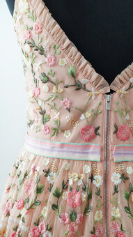 Luxusní merunkové vyšívané šaty - 6