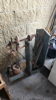Váhy.stroj šicí.petrolejky.a rozporu na prase. - 6