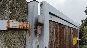 Kovová dvoukřídlá vrata, brána s dřevěnou výplní a pohonem - 6