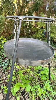 Pánev 50 cm s konstrukcí na zavěšení nad ohněm - 6
