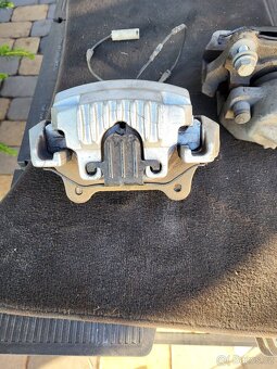 BMW e90 brzdové třmeny - 6