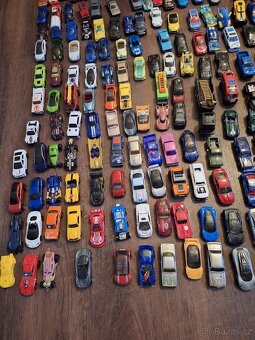 Hotwheels a matchbox autíčka - 324 ks - 6