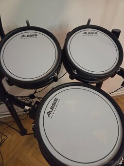 Set el. bicí Alesis Nitro Pro + židle + sluchátka. Stav nov - 6
