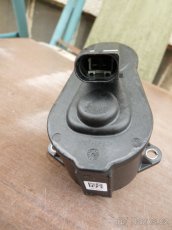 Servomotorek ruční brzdy Passat 3C - 6