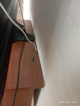Prodáme stůl za 89kč.Je pevný,v dobrém stavu - 6