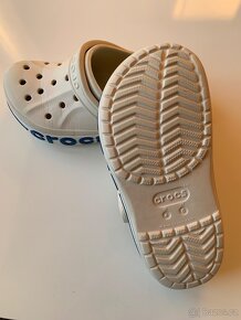 CROCSy vel. 36, béžové, s modrým logem - 6