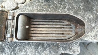 Obrovská komínová velmi stará sbírková žehlička D.R.G.M. - 6