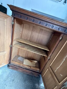 Starožitná skříň nábytek - 6