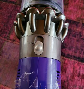 vysavač Dyson V10 - 6