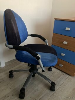 Psací stůl a nastavitelné ergonomické křeslo - 6