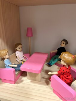 Domeček/police s nábytkem a postavičkami - 6