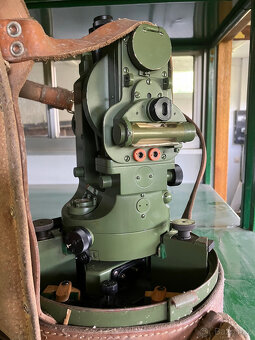 Starý teodolit v kovovém/ koženém obalu na záda - 6