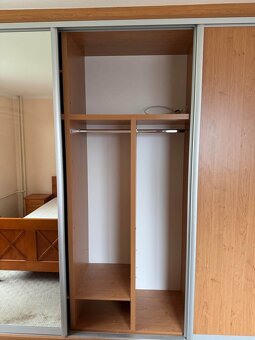 Vestavěné skříně jedna dlouhá 3,9m a druhá 2,6m - 6