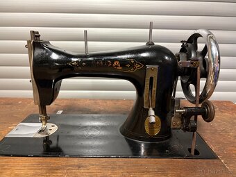 Prodám starý šicí stroj Lada - 6