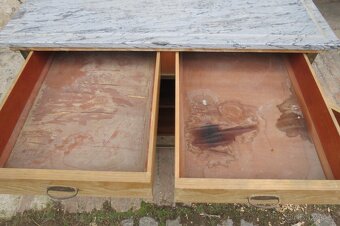 Starý spodek s mramorovou deskou a mosaznými prvky - 6