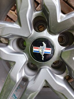 Ford mustang kola - 6