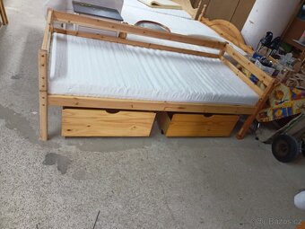 Prodám hezkou postel z masivu 90 x 200 cm se šuplíky - 6