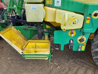 postřikovač John Deere 840 - 6