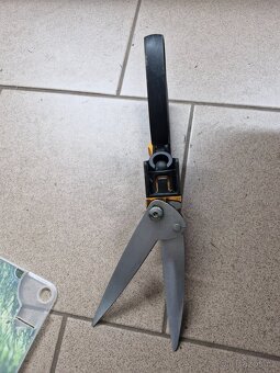 Nůžky na trávu Fiskars - 6