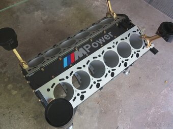 Konferenční stolek z bloku motoru V12 BMW - 6