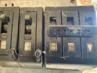 Garáž s regály a elektřinou 220/380V - 6