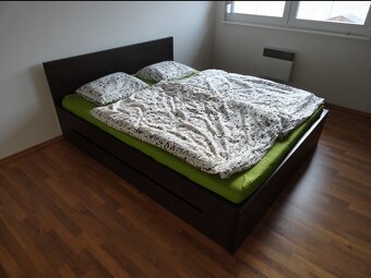 Šatní skříně, komody, postel - 6