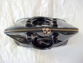 Stylová lakovaná KABELKA do ruky - 6