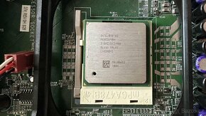 HP Compaq D530 DT / Intel P4 3.0GHz / DDR 512MB - 6