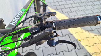Carbonový Kellys Hacker 30, Shimano XT, vzduch vidice, Rám L - 6