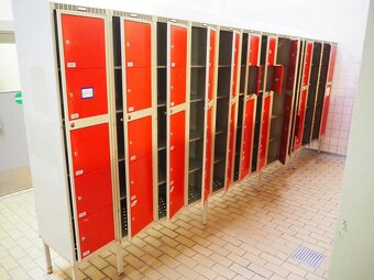 Prodej plechových šatních skříněk, dřevěných lavic a sejfů - 6