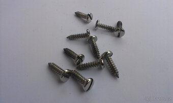 set šroubu na uchytenie dverí škoda 1000MB a škoda 110r - 6