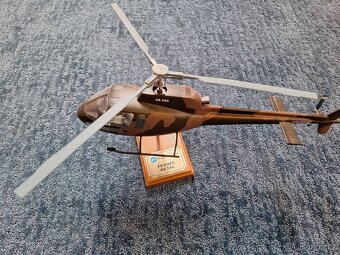 Prodám stolní model vrtulníků AS350 1/30 - 6