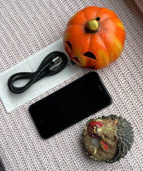 HLEDÁŠ IPHONE? Prodám Apple SE 2020 - 64GB - BLACK - TOP - 6