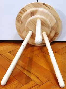 Květinový stolek na trojnožce., - 6