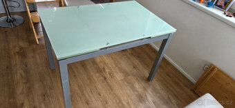 Prodám skleněný jídelní stůl - 6