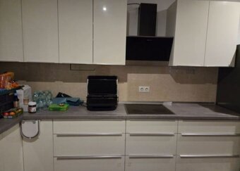 Moderní lesklá kuchyňská linka se spotřebiči,5705 - 6