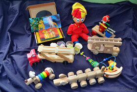 dřevěné hračky:požárníci,tahač,retro šašek,pes,žirafa,kostky - 6
