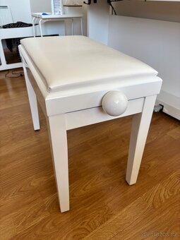 Piano, klavírní stolička, studiová sluchátka - 6