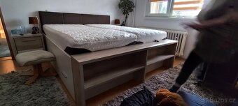 Manželská postel 200x180 s knihovnou a úložným prostorem - 6