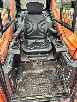 smykem řízený nakladač LOCUST 904 - 6