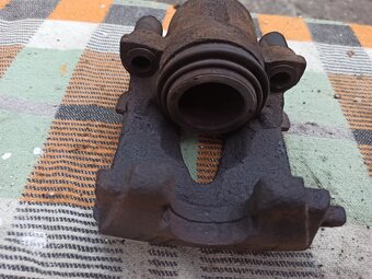 Prodám levý přední brzdový třmen - Fabia 1 - 6