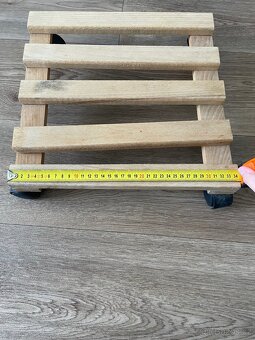 Pojízdný dřevěný podstavec pod květináč - 6