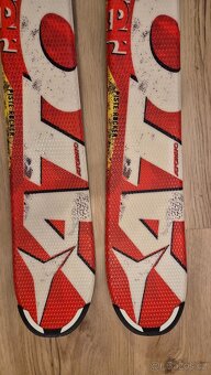 Lyže Atomic Redstar 130cm a hůlky Fischer 95cm - 6