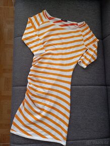 Teplé šaty se žlutými proužky - 6