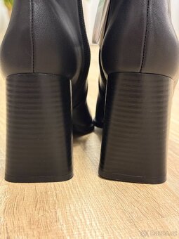 Prodám černé kožené NENOŠENÉ dámské kotníčkové kozačky - 6