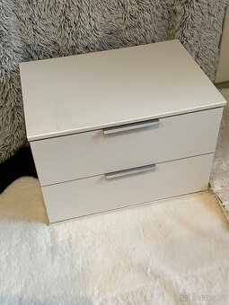 Dva noční stolky set, bílé, 2 zásuvky každý - 6