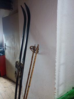 Staré lyže z třicátých let. - 6