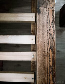 Masivní postel z recyklovaného dubu + 2 noční stolky – ruční - 6